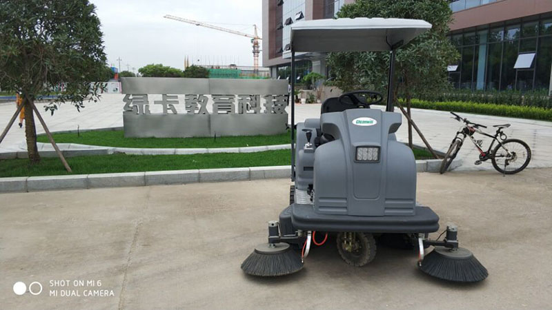 綠卡教育科技選擇克力威品牌掃地車