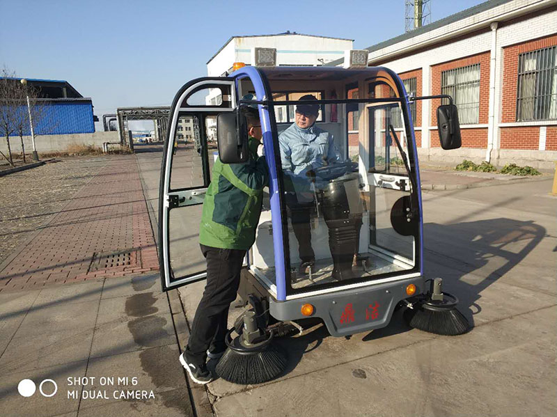 大型工廠廠區(qū)道路用鼎潔盛世全封閉掃地車