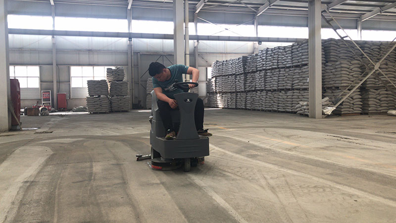 駕駛式洗地機(jī)在倉(cāng)庫(kù)水泥地面上使用