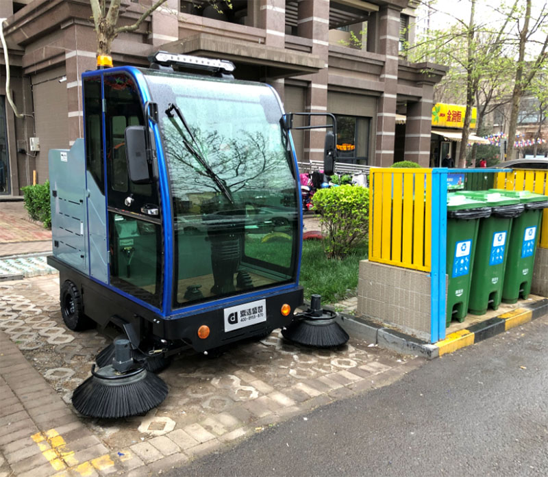物業(yè)小區(qū)電動駕駛式掃地車案例