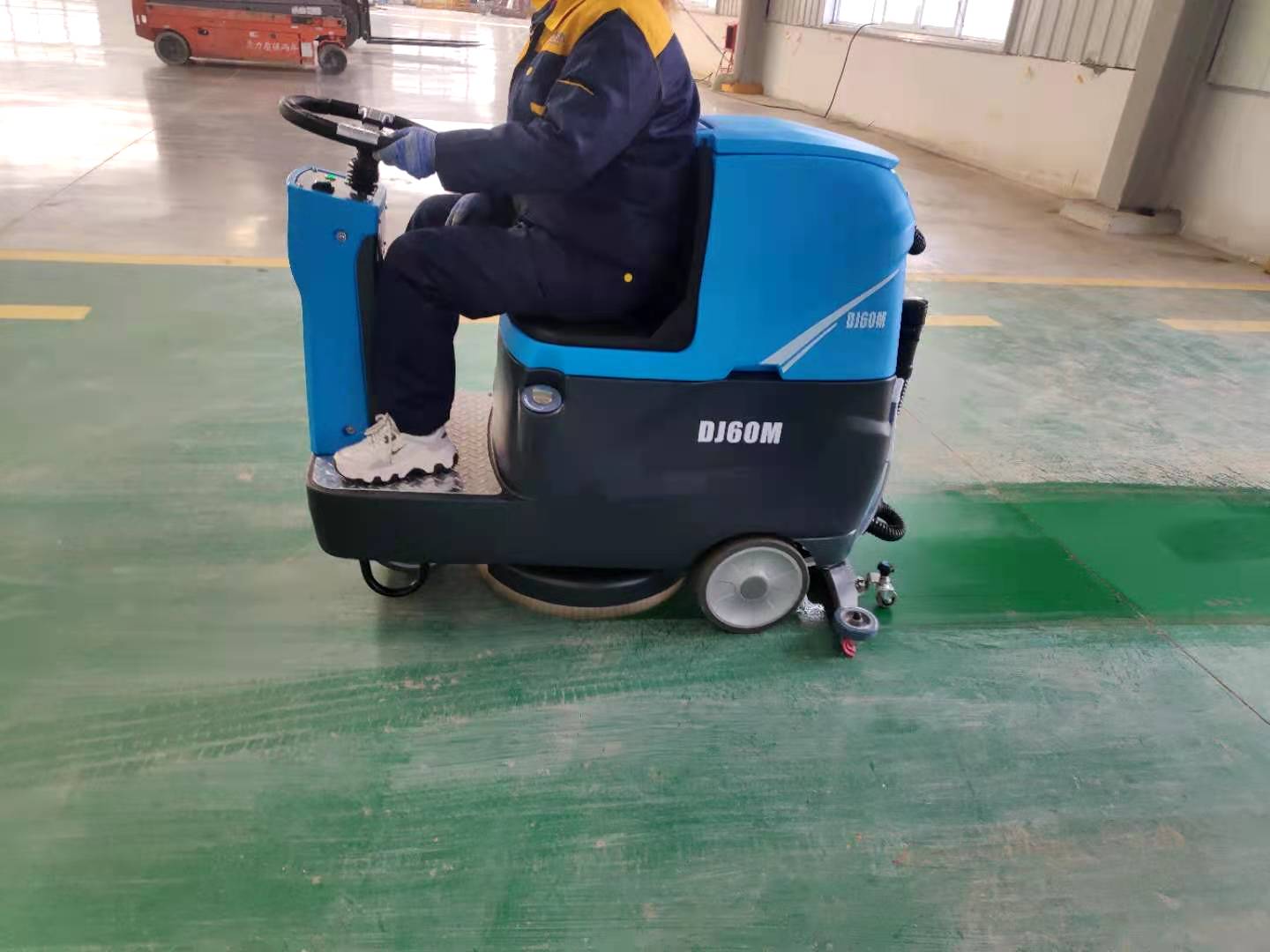 工業(yè)小型駕駛式洗地機(jī)走進(jìn)青島工廠!69