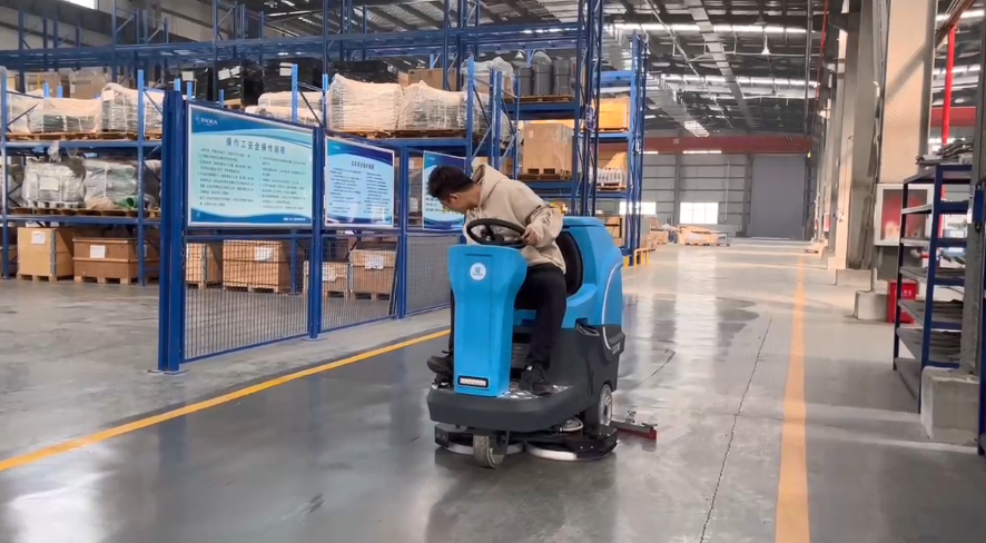  鼎潔盛世駕駛洗地機“入駐”威迪斯車間99