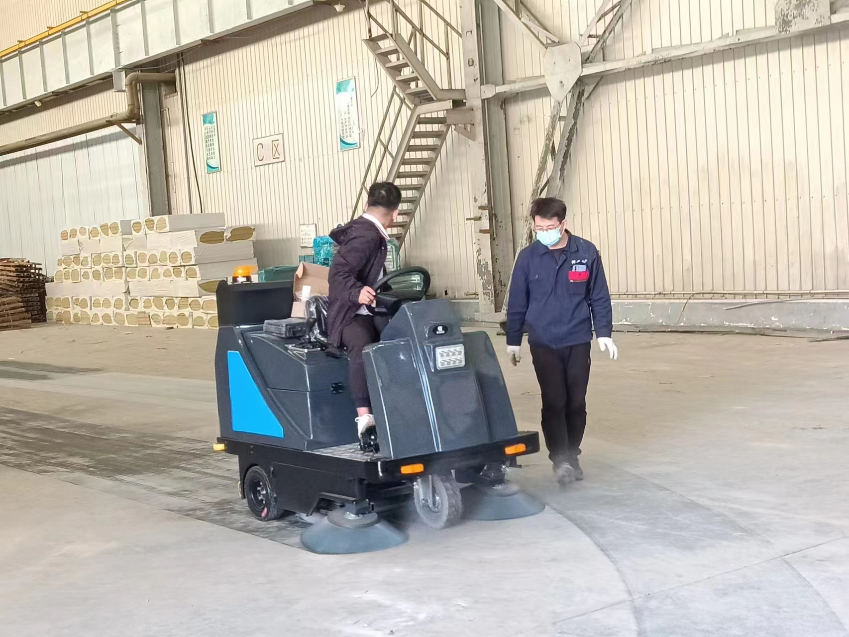  鼎潔盛世駕駛掃地機“入駐”山東德圣安66